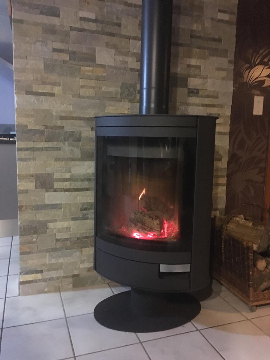 Poêle à bois Stromboli N, best-seller de la marque ROMOTOP depuis plus de 10 ans, offrant un haut rendement de combustion et s'adaptant parfaitement aux besoins des maisons basse consommation.